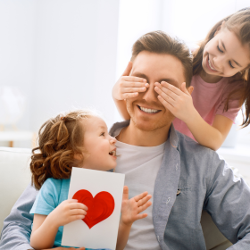 Enfants qui offre une carte à leur papa